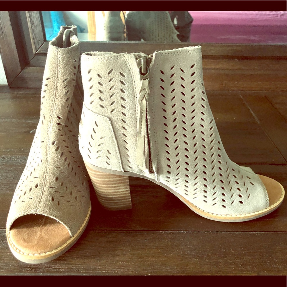 New Toms 6 1/2 open toe tan genuine leather boots.